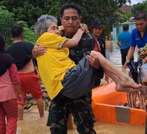 Aksi Heroik Babinsa Serma Rudi Evakuasi Warga Terdampak Banjir