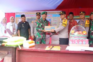 Letkol Arief Bersama Pj Bupati Tebo Berikan Bingkisan Kepada Petugas PAM Nataru