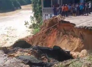 Jalan Menuju Kecamatan Rantau Pandan Putus