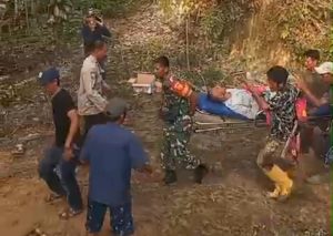 Jalan Putus Total, Babinsa Bantu Evakuasi Warga Sakit