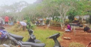 Sambut Ramadhan, Warga Mandiri Agung Bersihkan Tempat Pemakaman