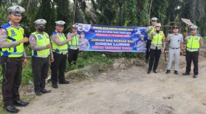 Polres Tanjab Barat dan Jasa Raharja Pasang Spanduk Tertib Berlalu Lintas