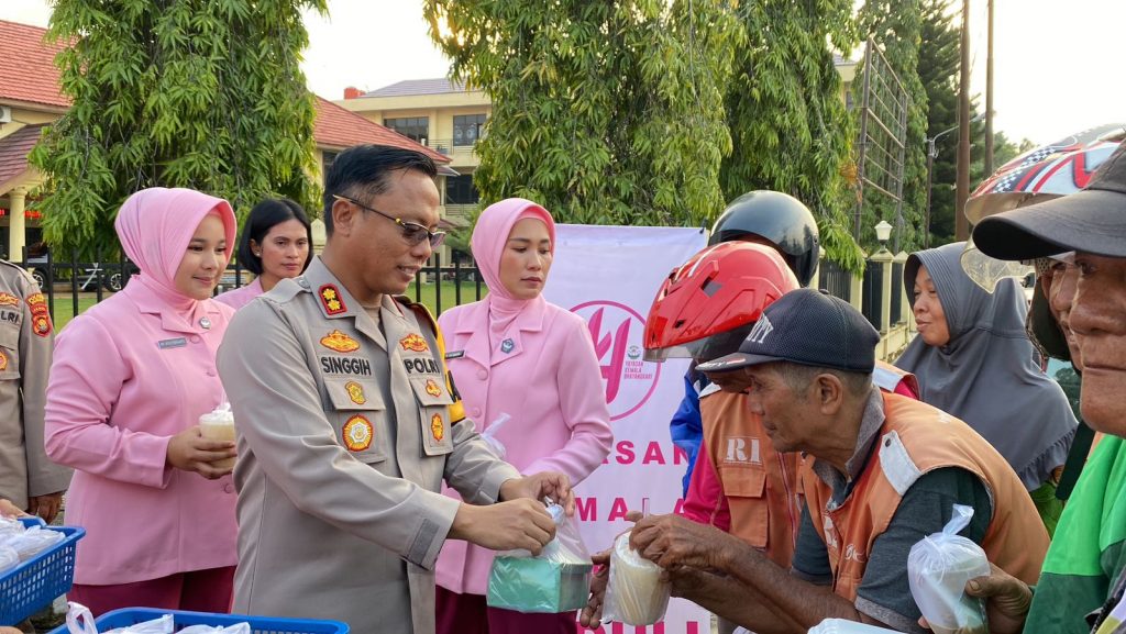 Dikira Razia, Ternyata Bagi Takjil Terima Kasih Pak Polisi