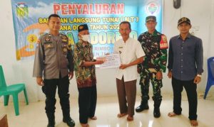 Babinsa Toni Daryono Pantau Pembagian BLT di Sido Rejo