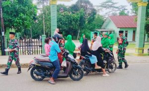 Berbagi Berkah Ramadhan, Koramil 07/Rimbo Bujang Bagi takjil Kepada Warga