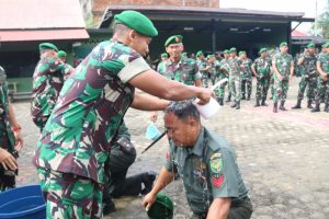 Nah! 27 Prajurit Kodim Bute Dimandikan, Ternyata Begini
