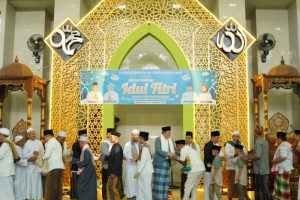 Pj Bupati Tebo, Varial Adhi Putra Sholat Idul Fitri Bersama Warga