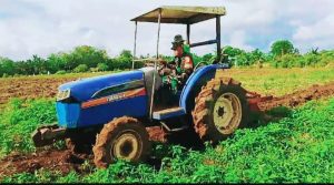 Sopir Traktor, Babinsa Supriyanto Bantu Olah Lahan Poktan Mekarsari