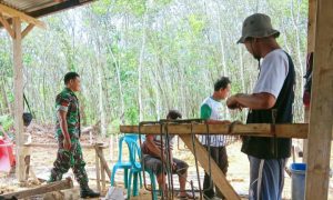 Semangat Goro, Praka Hasby dan Warga Benahi Kantor Desa Girimulyo