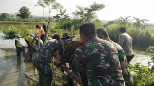 Anggota Koramil Kedungpring Turun Tangan Tangani Tanggul Jebol