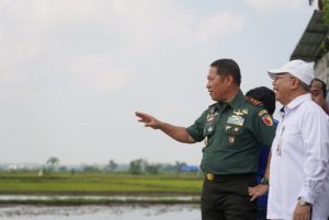 Mayjen TNI Rafael dan Mentan Tinjau Program Pompanisasi di Bangkalan   