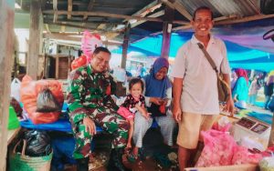 Sambangi Pasar Sarimulya, Sertu Heri Suseno Pantau Harga Sembako