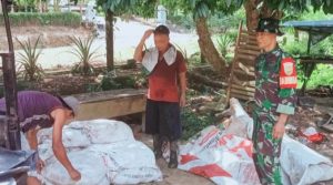 Sambangi Pembuat Pupuk Organik Kotoran Ayam, Ini Pesan Sertu Daryono