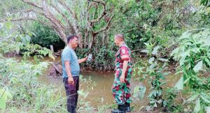 Cek Aliran Sungai di Desa Jaya Mulya, Ini Himbauan Serma Indra Kepada Warga