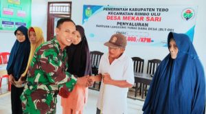 Babinsa Supriyanto Kawal Pembagian BLT DD, di Desa Mekar Sari Rimbo Ulu