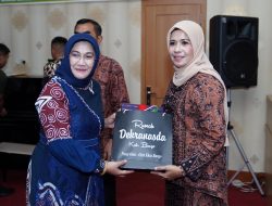 Ny. Lenni Rachmad Saling Tukar Cinderamata dengan Hj Verawaty Mashuri