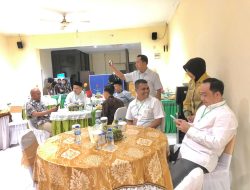 Kenakan Kemeja Putih, Jumiwan Aguza – Maidani Jalani Pemeriksaan Kesehatan di Hari Terakhir