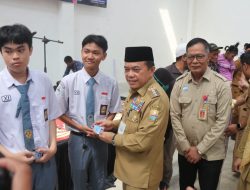 Al Haris Serahkan 1.259 Siswa Tak Mampu di Kota Jambi Bantuan Dumisake Pendidikan