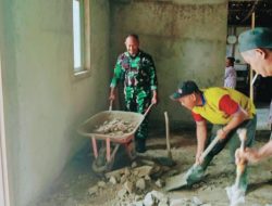 Rukun Guyub, Babinsa Sukarman Goro Melantai Rumah Warga