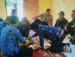 Bangun Keakraban,Babinsa Erick Sticker Makan Bersama Perangkat Desa