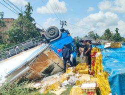 Mobil Box Muatan Manggis, Terbalik di Kelurahan Manggis Bungo