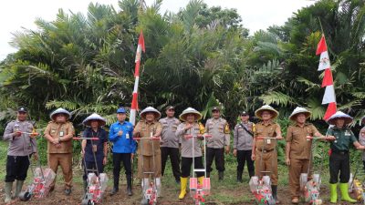 Kapolres Bungo Terjun Langsung Tanam Jagung untuk Dukung Ketahanan Pangan