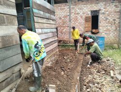 Warga dan Satgas TMMD Berjibaku Bangun Pondasi RTLH