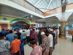 Berbaur dengan Warga, Satgas TMMD Sholat Jumat di Masjid Babussalam