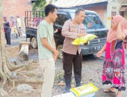 Kapolsek Sumay Serahkan Sembako, Kepada Korban Kebakaran di Jati Belarik