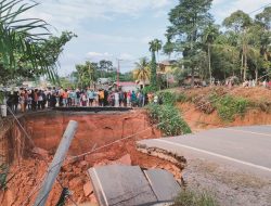 Jalan Lintas Bungo – Sumbar Putus Total, Mobil dan Motor Balik Kanan