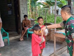 Peduli Sesama, Satgas TMMD Berbagi Takjil Kepada Warga
