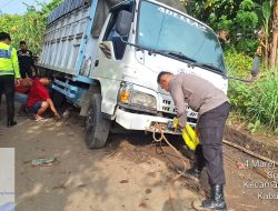 Polsek VII Koto Bersama Satlantas Polres Tebo Evakuasi Dua Unit Mobil di Jalan Padang Lamo