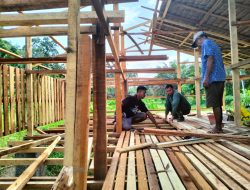 Pemasangan Lantai Kandang Kambing Buatan Satgas TMMD Terus Dikebut
