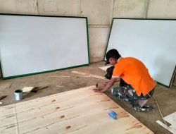 Peduli Pendidikan, Satgas TMMD Membuat Papan Tulis untuk Madrasah