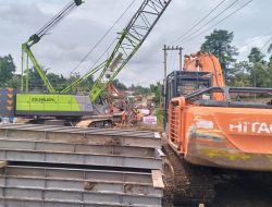 Jembatan Darurat di Bungo Masuk Tahap Pemasangan Lantai