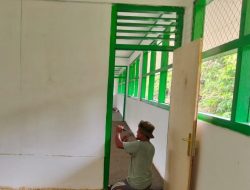 Tak Hanya Sekat Ruang Kelas, Satgas Pasang Pintu Madrasah