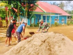 Dukung Olahraga Pemuda, Sertu Wianto Goro Membuat Lapangan Voly