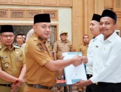 Bupati dan Wakil Bupati Tebo Serahkan SK CPNS Formasi Tahun 2024
