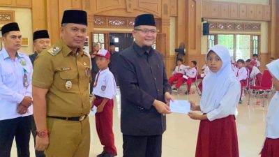 Melalui Program Tebo Cerdas, BAZNAS Salurkan Bantuan Biaya Pendidikan.