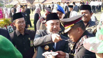 Momen Hari Bhayangkara ke 79, Bupati Dedy Beri Suapan Kepada Kapolres Bungo