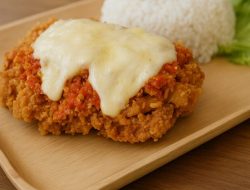 Ayam Geprek Mozarella: Perpaduan Pedas dan Lezat yang Lagi Viral!