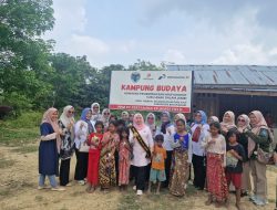 Bunda Hesti Haris Tinjau Pendidikan Anak SAD di Desa Hajran Batang Hari