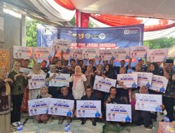 Hj. Hesti Haris Serahkan 50 Unit Bantuan Bedah Rumah di Kota Jambi