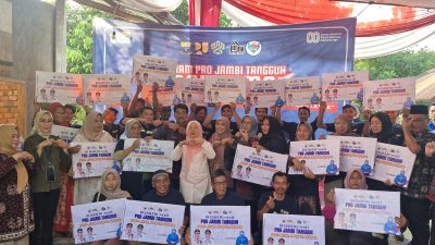 Hj. Hesti Haris Serahkan 50 Unit Bantuan Bedah Rumah di Kota Jambi