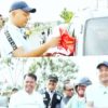 Gerakan Pasang Bendera Serentak, Bupati dan Wabup Bagikan Bendera ke Warga