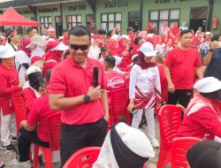 Dengan Muka Tertutup Kain, Anggota Persit Piawai Make Up Para Suami