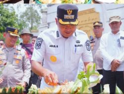 Terima Aksi Unras SPI, Bupati Agus Rubiyanto Potong Tumpeng Hari Tani Nasional ke-65