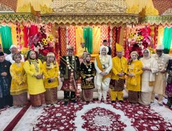 Hj. Hesti Haris Saksikan Penganugerahan Gelar Adat kepada Bupati Tanjung Jabung Timur