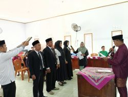 Perangkat dan Pengurus Lembaga Adat Dusun Sungai Mengkuang Resmi Dilantik
