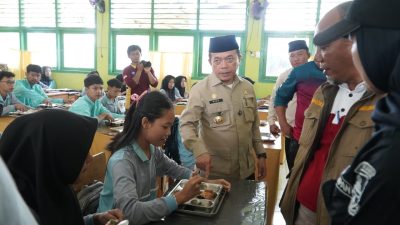 Tinjau Dapur MBG, Gubernur Al Haris Minta Jaga Kualitas Bahan Baku dan Kebersihan